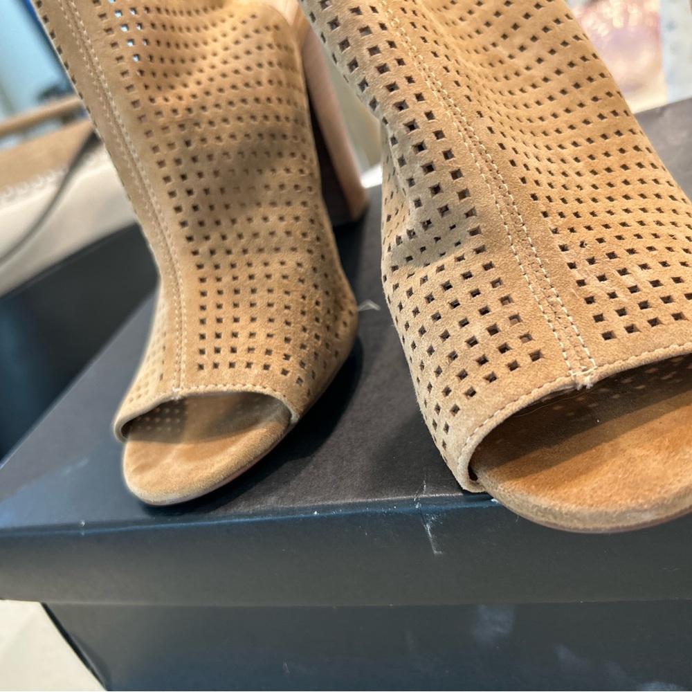 Tahari Fawn Ankle Boots EUC